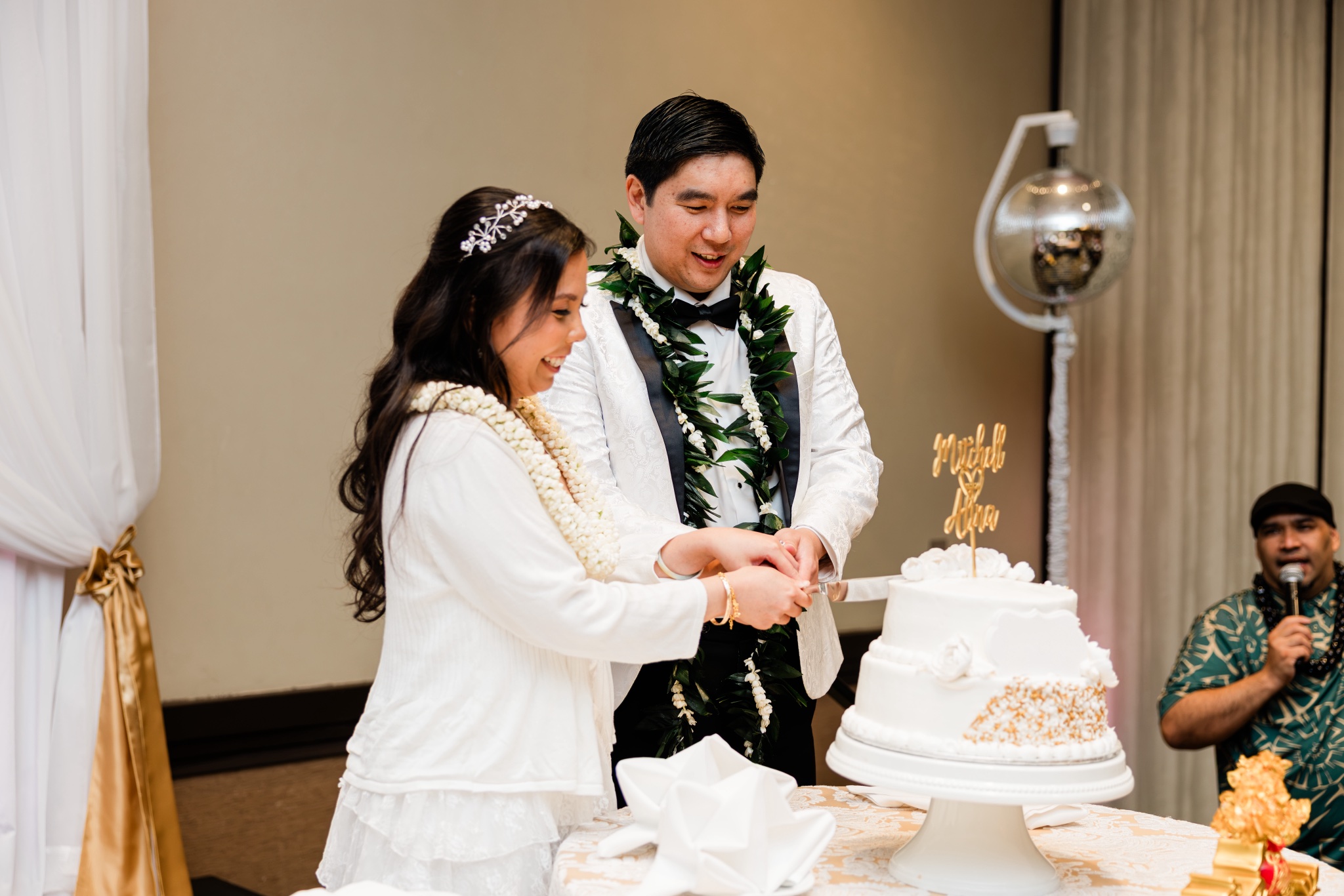 Cake cutting at a wedding reception on Oahu